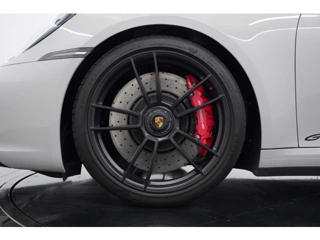 20/21�C���`�A���~�z�C�[�������ŁA�����ڂ̔��͂Ƒ��s���萫�𗼗��B��������X�|�[�c���f���炵�����݊����������艉�o���܂��B