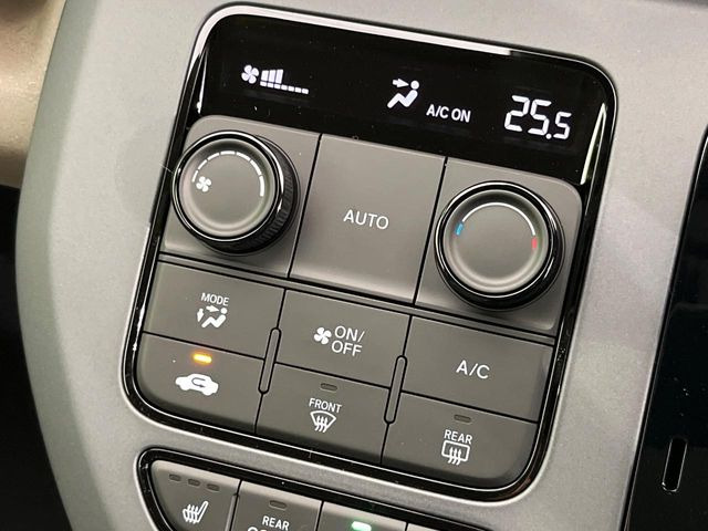 【オートエアコン】一度お好みの温度に設定すれば、車内の温度を検知し風量や温度を自動で調整。暑い&hellip;寒い&hellip;と何度もスイッチ操作をする必要はありません。快適な車内空間には必須の機能ですね♪