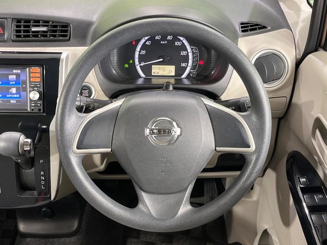 �C���e���A�ɍ��킹���f�U�C���̃X�e�A�����O�́A�^�]�������̂��Ƃ��l���A�^�]���₷���`��A�傫���ł��B�����x�A���ۂɐG���Ă��m���߂��������B
