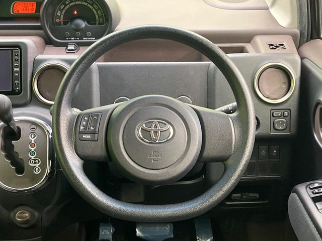 �C���e���A�ɍ��킹���f�U�C���̃X�e�A�����O�́A�^�]�������̂��Ƃ��l���A�^�]���₷���`��A�傫���ł��B�����x�A���ۂɐG���Ă��m���߂��������B