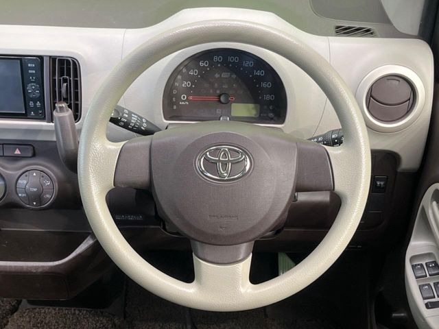 �C���e���A�ɍ��킹���f�U�C���̃X�e�A�����O�́A�^�]�������̂��Ƃ��l���A�^�]���₷���`��A�傫���ł��B�����x�A���ۂɐG���Ă��m���߂��������B