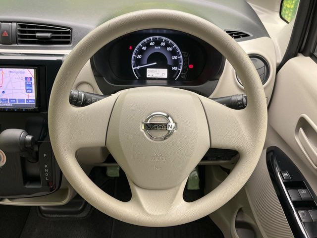 �C���e���A�ɍ��킹���f�U�C���̃X�e�A�����O�́A�^�]�������̂��Ƃ��l���A�^�]���₷���`��A�傫���ł��B�����x�A���ۂɐG���Ă��m���߂��������B