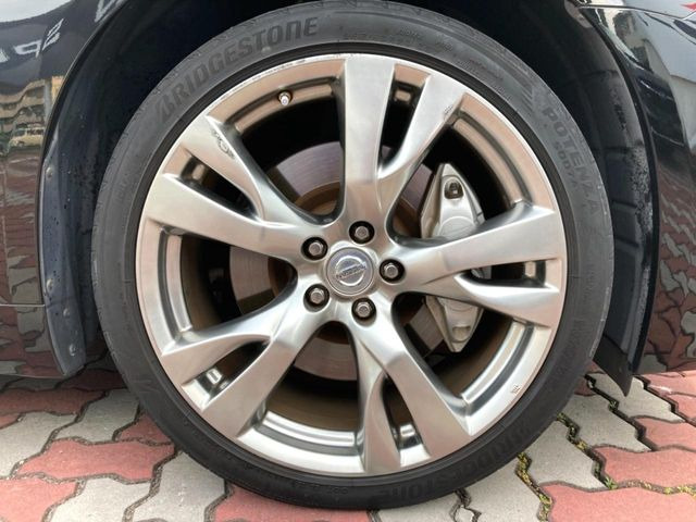 �y����20�C���`�A���~�z�C�[���z�O�ςɃ}�b�`���������A���~�z�C�[���𑕒����Ă���܂��B�e��ЊO�A���~�z�C�[����A�X�^�b�h���X�^�C�����戵�����Ă���܂��B���񂲑��k������