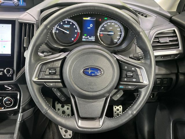 �C���e���A�ɍ��킹���f�U�C���̃X�e�A�����O�́A�^�]�������̂��Ƃ��l���A�^�]���₷���`��A�傫���ł��B�����x�A���ۂɐG���Ă��m���߂��������B