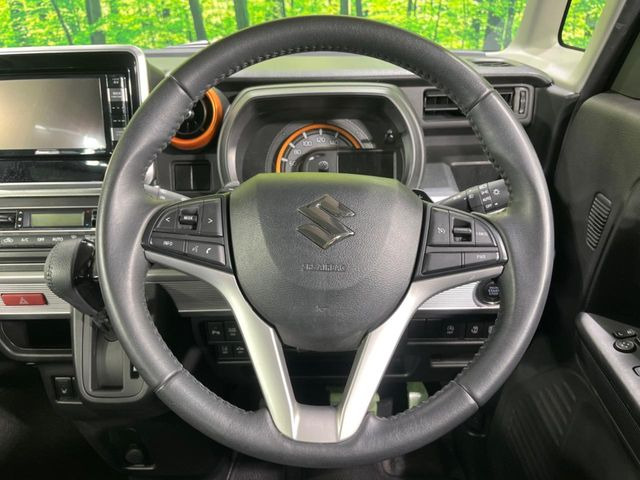 �C���e���A�ɍ��킹���f�U�C���̃X�e�A�����O�́A�^�]�������̂��Ƃ��l���A�^�]���₷���`��A�傫���ł��B�����x�A���ۂɐG���Ă��m���߂��������B