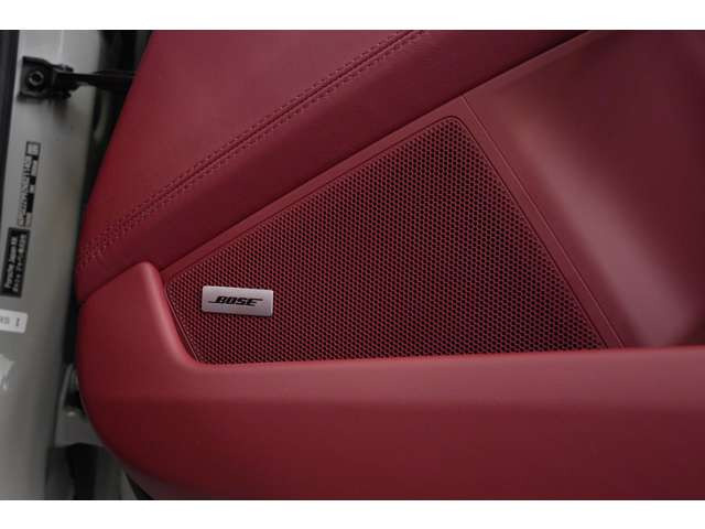 BOSE�T���E���h�T�E���h�V�X�e�����ځB�G���W���T�E���h�����łȂ����y���㎿�Ɋy���߁A�ԓ���Ԃ̖����x���傫�����サ�Ă��܂��B