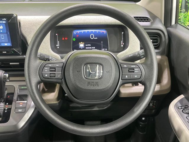インテリアに合わせたデザインのステアリングは、運転される方のことも考え、運転しやすい形状、大きさです。是非一度、実際に触ってお確かめください。