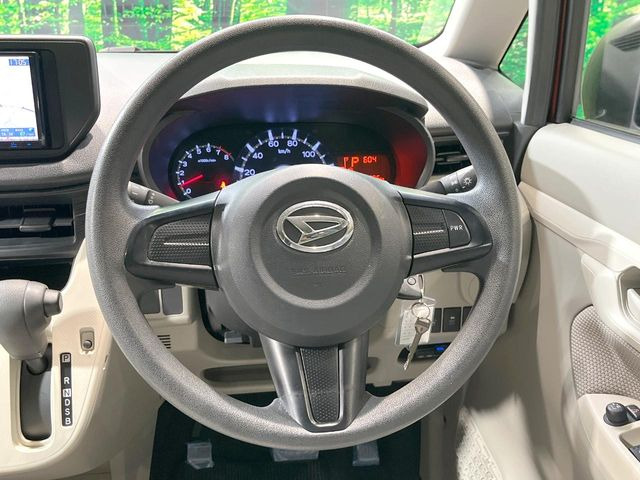 �C���e���A�ɍ��킹���f�U�C���̃X�e�A�����O�́A�^�]�������̂��Ƃ��l���A�^�]���₷���`��A�傫���ł��B�����x�A���ۂɐG���Ă��m���߂��������B