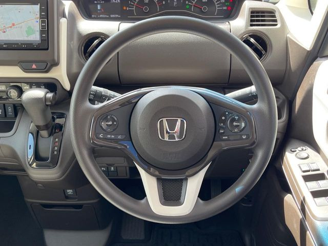 �C���e���A�ɍ��킹���f�U�C���̃X�e�A�����O�́A�^�]�������̂��Ƃ��l���A�^�]���₷���`��A�傫���ł��B�����x�A���ۂɐG���Ă��m���߂��������B