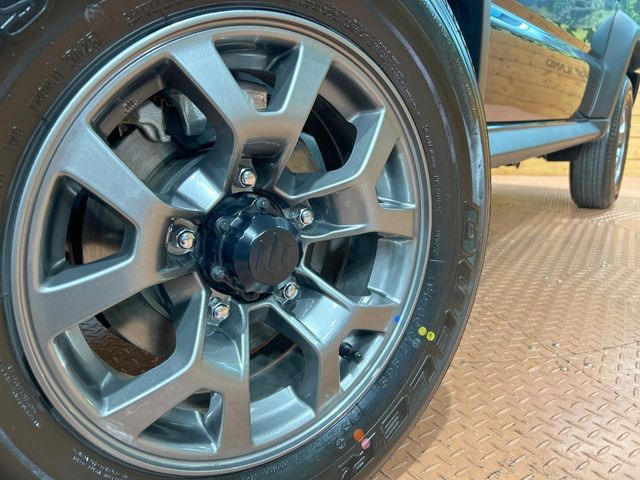 �y����15�C���`�A���~�z�C�[���z�O�ςɃ}�b�`���������A���~�z�C�[���𑕒����Ă���܂��B�e��ЊO�A���~�z�C�[����A�X�^�b�h���X�^�C�����戵�����Ă���܂��B���񂲑��k����������