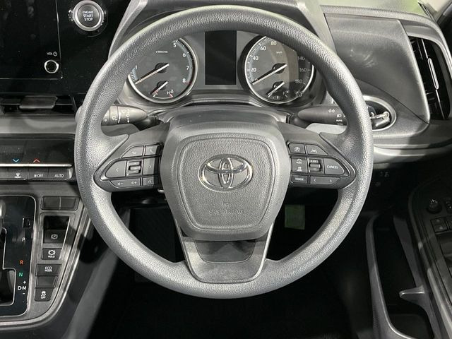 �C���e���A�ɍ��킹���f�U�C���̃X�e�A�����O�́A�^�]�������̂��Ƃ��l���A�^�]���₷���`��A�傫���ł��B�����x�A���ۂɐG���Ă��m���߂��������B