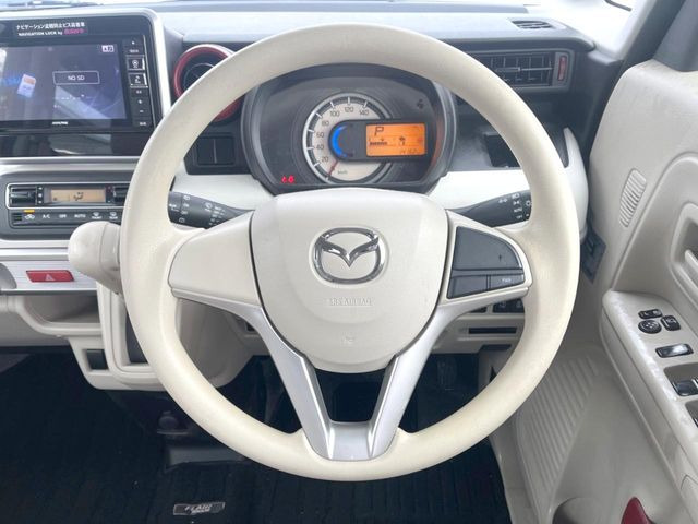 �C���e���A�ɍ��킹���f�U�C���̃X�e�A�����O�́A�^�]�������̂��Ƃ��l���A�^�]���₷���`��A�傫���ł��B�����x�A���ۂɐG���Ă��m���߂��������B