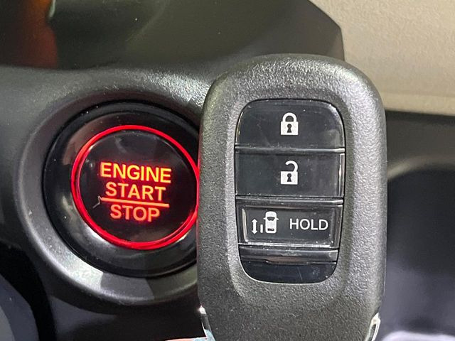 �yHonda�X�}�[�g�L�[�z�J�o����|�P�b�g�ɓ��ꂽ�܂܂ł��h�A�̎{���E�������\�ȃX�}�[�g�L�[�𑕔��B�G���W���̃I���E�I�t�����J�M�����o���K�v����������Ƃ��Ă��֗��ł���