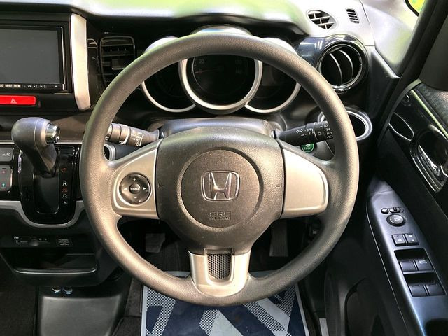 �C���e���A�ɍ��킹���f�U�C���̃X�e�A�����O�́A�^�]�������̂��Ƃ��l���A�^�]���₷���`��A�傫���ł��B�����x�A���ۂɐG���Ă��m���߂��������B