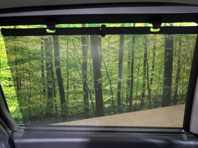 【ロールシェード】日差しや車外からの光が眩しいときにサッと引き出して使える、ロール格納タイプのサンシェードを装備。後席に乗ったお子様がウトウトしだした時など、ぜひご活用ください♪