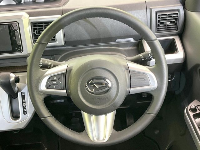 �C���e���A�ɍ��킹���f�U�C���̃X�e�A�����O�́A�^�]�������̂��Ƃ��l���A�^�]���₷���`��A�傫���ł��B�����x�A���ۂɐG���Ă��m���߂��������B