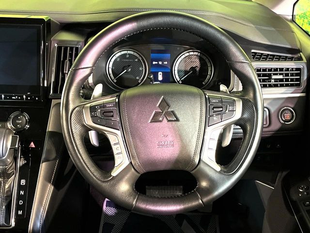 �C���e���A�ɍ��킹���f�U�C���̃X�e�A�����O�́A�^�]�������̂��Ƃ��l���A�^�]���₷���`��A�傫���ł��B�����x�A���ۂɐG���Ă��m���߂��������B