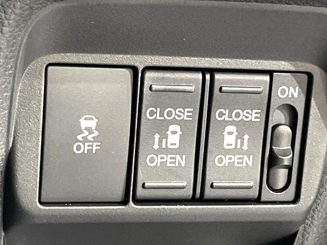【両側パワースライドドア】スマートキーや運転席のスイッチで後席両側スライドドアの開閉が可能♪電動だから力を入れてドアを開ける必要が無く、小さなお子様でも簡単に開け閉めでき快適です♪