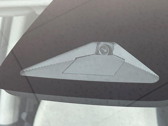 【ホンダセンシング】走行中に前方の車両等を認識し、衝突しそうな時は警報とブレーキで衝突回避と被害軽減をアシスト。より安全にドライブをお楽しみいただけます。
