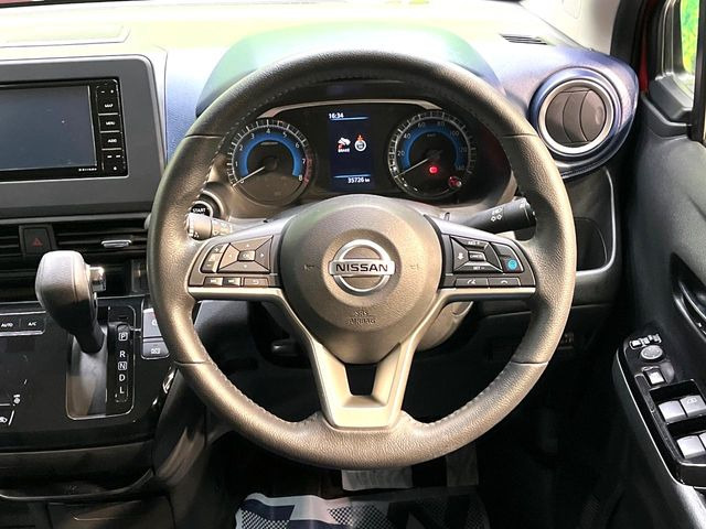 �C���e���A�ɍ��킹���f�U�C���̃X�e�A�����O�́A�^�]�������̂��Ƃ��l���A�^�]���₷���`��A�傫���ł��B�����x�A���ۂɐG���Ă��m���߂��������B