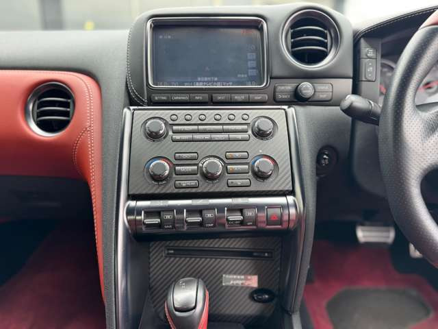 �W����ɂ͏펞GT-R35�̍݌ɂ�10��قǓW�����Ă���܂��B�O���E�����E����A�O���[�h���l�X�ɂȂ�܂��̂ŁA�C�ɂȂ���𐥔�ԋ߂ł����ɂȂ��Ă��������B