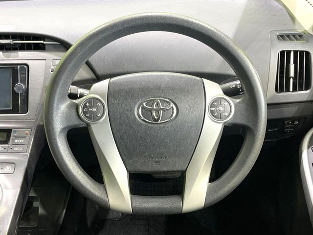 �C���e���A�ɍ��킹���f�U�C���̃X�e�A�����O�́A�^�]�������̂��Ƃ��l���A�^�]���₷���`��A�傫���ł��B�����x�A���ۂɐG���Ă��m���߂��������B