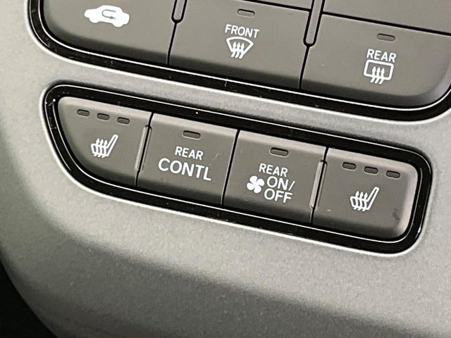 【シートヒーター】寒い日に重宝するシートヒーター!エアコンより早く温まってくれるので寒がりの人も安心ですね♪エアコンの温風は乾燥するから苦手、という方にもをおすすめです。