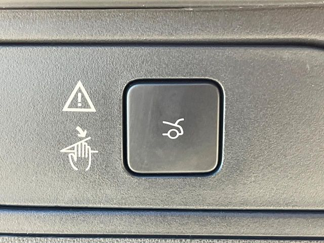 ●電動リアゲート:ワンタッチでリアゲートの開閉ができ、荷物などで両手が塞がっている状態でも簡単に開閉ができる便利機能です。