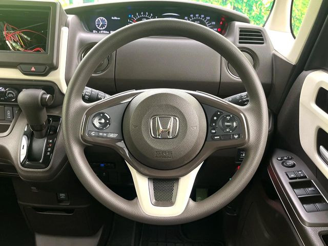 �C���e���A�ɍ��킹���f�U�C���̃X�e�A�����O�́A�^�]�������̂��Ƃ��l���A�^�]���₷���`��A�傫���ł��B�����x�A���ۂɐG���Ă��m���߂��������B
