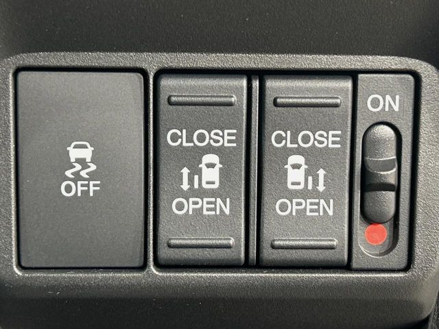 【両側パワースライドドア】スマートキーや運転席のスイッチで後席両側スライドドアの開閉が可能♪電動だから力を入れてドアを開ける必要が無く、小さなお子様でも簡単に開け閉めでき快適です♪