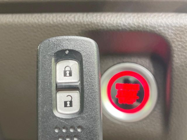 �yHonda�X�}�[�g�L�[�z�J�o����|�P�b�g�ɓ��ꂽ�܂܂ł��h�A�̎{���E�������\�ȃX�}�[�g�L�[�𑕔��B�G���W���̃I���E�I�t�����J�M�����o���K�v����������Ƃ��Ă��֗��ł���