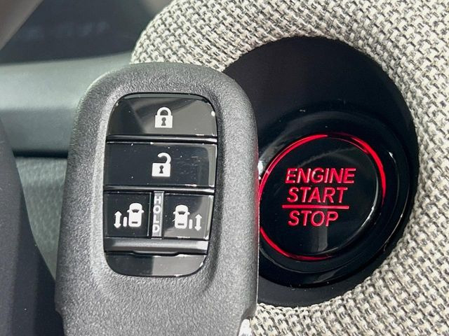 【Hondaスマートキー】カバンやポケットに入れたままでもドアの施錠・解錠が可能なスマートキーを装備。エンジンのオン・オフ時もカギを取り出す必要が無いからとっても便利です♪