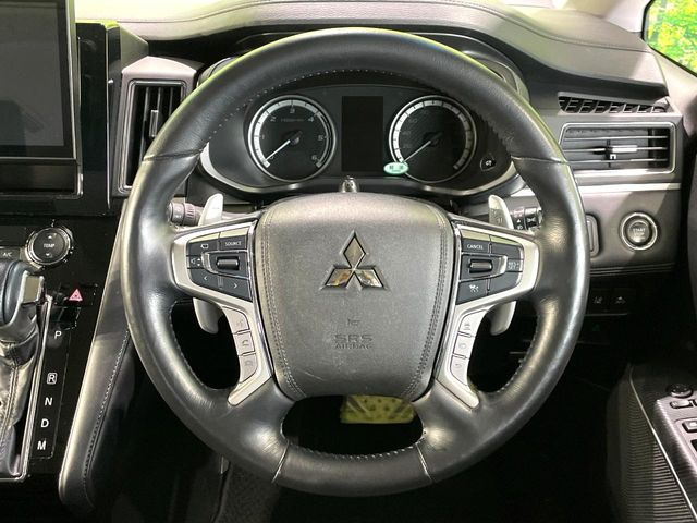 �C���e���A�ɍ��킹���f�U�C���̃X�e�A�����O�́A�^�]�������̂��Ƃ��l���A�^�]���₷���`��A�傫���ł��B�����x�A���ۂɐG���Ă��m���߂��������B