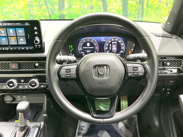 �C���e���A�ɍ��킹���f�U�C���̃X�e�A�����O�́A�^�]�������̂��Ƃ��l���A�^�]���₷���`��A�傫���ł��B�����x�A���ۂɐG���Ă��m���߂��������B