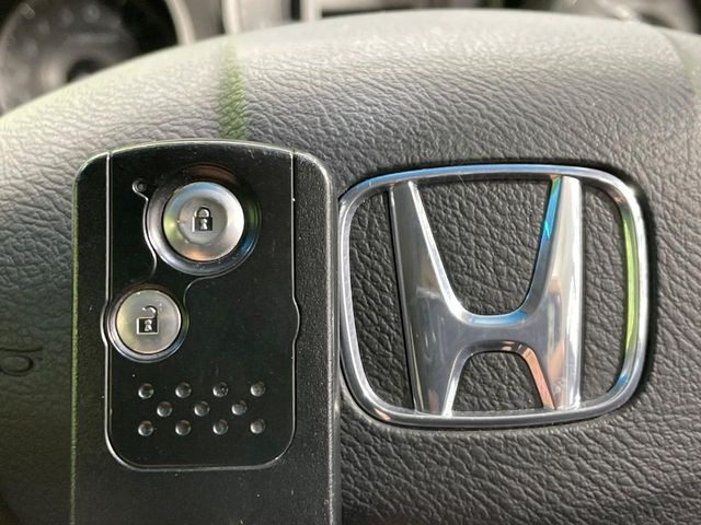 �yHonda�X�}�[�g�L�[�z�J�o����|�P�b�g�ɓ��ꂽ�܂܂ł��h�A�̎{���E�������\�ȃX�}�[�g�L�[�𑕔��B�G���W���̃I���E�I�t�����J�M�����o���K�v����������Ƃ��Ă��֗��ł���