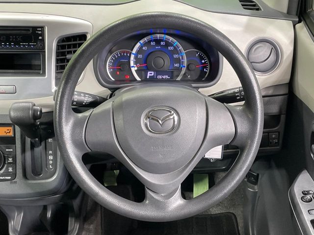 �C���e���A�ɍ��킹���f�U�C���̃X�e�A�����O�́A�^�]�������̂��Ƃ��l���A�^�]���₷���`��A�傫���ł��B�����x�A���ۂɐG���Ă��m���߂��������B