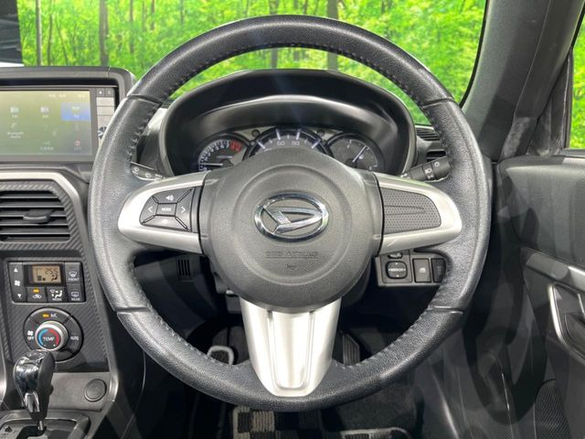 �C���e���A�ɍ��킹���f�U�C���̃X�e�A�����O�́A�^�]�������̂��Ƃ��l���A�^�]���₷���`��A�傫���ł��B�����x�A���ۂɐG���Ă��m���߂��������B