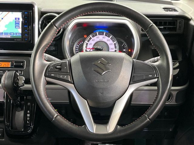 �C���e���A�ɍ��킹���f�U�C���̃X�e�A�����O�́A�^�]�������̂��Ƃ��l���A�^�]���₷���`��A�傫���ł��B�����x�A���ۂɐG���Ă��m���߂��������B