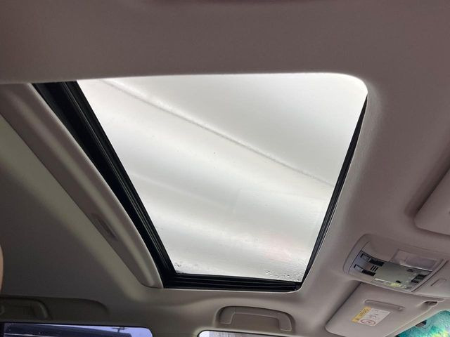 【サンルーフ】開放感たっぷりの希少装備、サンルーフが装着されています!車内に明かりを取り入れたり景色を楽しむ以外にも、車内の空気も簡単に換気できて快適です!