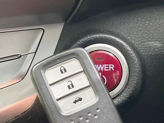 �yHonda�X�}�[�g�L�[�z�J�o����|�P�b�g�ɓ��ꂽ�܂܂ł��h�A�̎{���E�������\�ȃX�}�[�g�L�[�𑕔��B�G���W���̃I���E�I�t�����J�M�����o���K�v����������Ƃ��Ă��֗��ł���