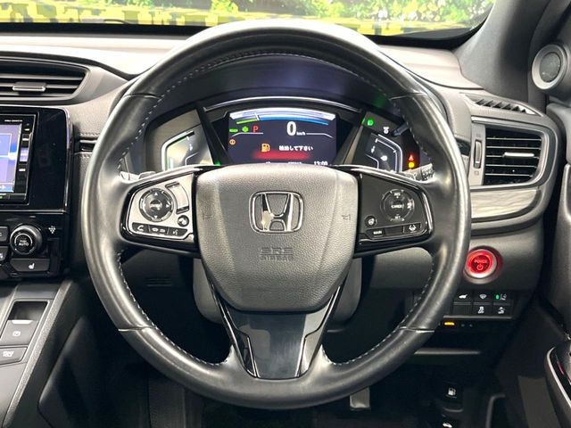 �C���e���A�ɍ��킹���f�U�C���̃X�e�A�����O�́A�^�]�������̂��Ƃ��l���A�^�]���₷���`��A�傫���ł��B�����x�A���ۂɐG���Ă��m���߂��������B