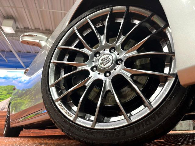 �y19�C���`�A���~�z�C�[���z�O�ςɃ}�b�`�����A���~�z�C�[���𑕒����Ă���܂��B�e��A���~�z�C�[����A�X�^�b�h���X�^�C�����戵�����Ă���܂��B���񂲑��k����������