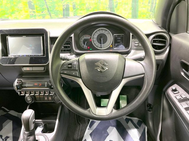 �C���e���A�ɍ��킹���f�U�C���̃X�e�A�����O�́A�^�]�������̂��Ƃ��l���A�^�]���₷���`��A�傫���ł��B�����x�A���ۂɐG���Ă��m���߂��������B