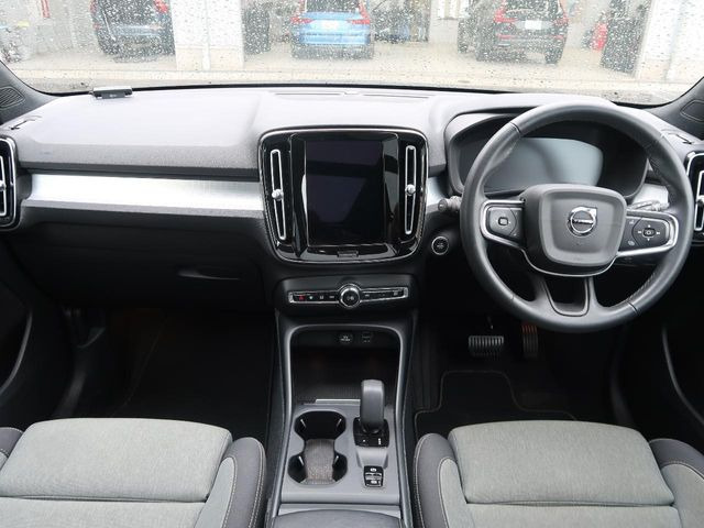 XC40B4 AWD モメンタム 4WD