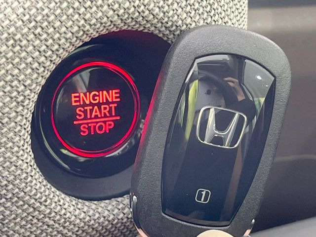 【Hondaスマートキー】カバンやポケットに入れたままでもドアの施錠・解錠が可能なスマートキーを装備。エンジンのオン・オフ時もカギを取り出す必要が無いからとっても便利です♪