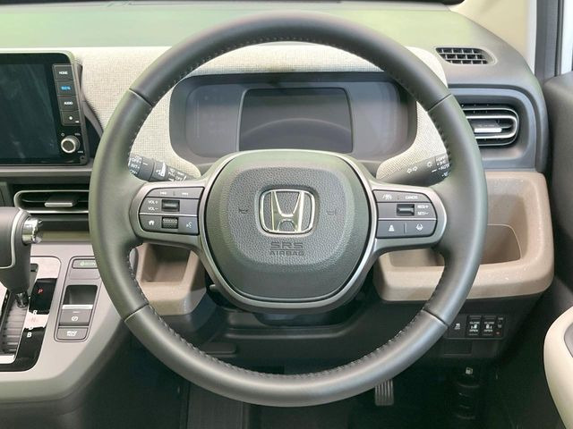 【ステアリングスイッチ】運転中、前方から目線をそらすことなく、オーディオ等の操作が可能な便利機能!安心&快適なドライブを演出してくれます♪