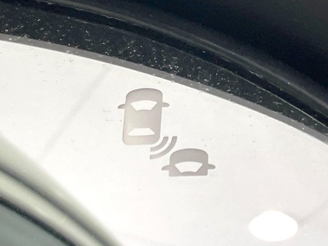 【ブラインドスポットインフォメーション】走行中、ドアミラーの死角になりやすい箇所に後続車が接近するとサイドミラー付近に警告を表示、ドライバーに注意喚起をしてくれます。