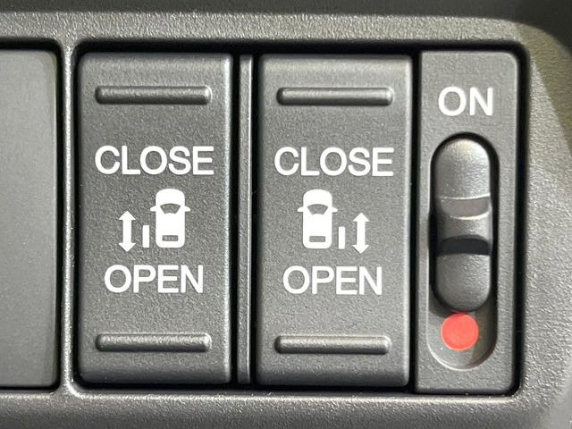 【両側パワースライドドア】スマートキーや運転席のスイッチで後席両側スライドドアの開閉が可能♪電動だから力を入れてドアを開ける必要が無く、小さなお子様でも簡単に開け閉めでき快適です♪