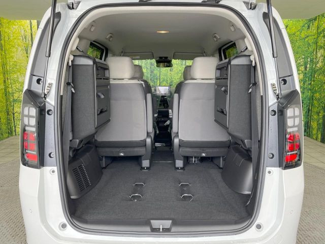 普段のお買い物や通勤、送迎等に十分な荷室スペースを確保しております。セカンドシートを倒すと、大きな荷物の積載も可能です♪