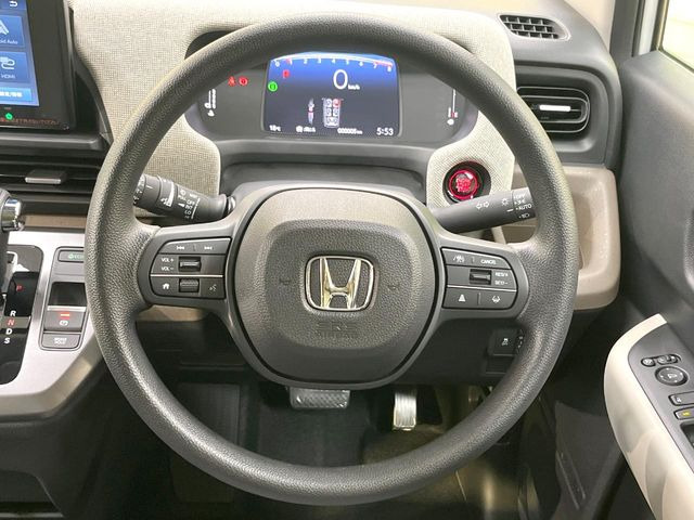 ステアリングも使用感が少なく、きれいな状態となっております♪